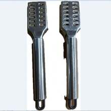 不锈钢刮鱼鳞器采用优质不锈钢材质，刷头坚固有质感，4排刮片，轻松刮除鱼鳞，鱼鳞不飞溅，也不会刮伤鱼身，让您放心大胆的刮鱼鳞，适用于厨房餐厅，是送给厨师的礼物