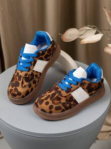 Un par de zapatos deportivos nuevos y de moda para niños con colores contrastantes y empeine de patchwork, versátiles y adecuados para deportes al aire libre, compras y viajes para niños y niñas. Estos son zapatos deportivos para estudiantes, perfectos para deportes escolares para niños y niñas. - azul amarillo - Ver 2