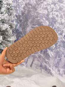 Botas de neve marrons para uso externo com solado antiderrapante e grosso, botas de tornozelo versáteis e com forro térmico da moda 2025, botas curtas de bico quadrado, sapatos de neve à prova d'água e com plataforma para uso externo para mulheres