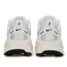 أحذية الجري للنساء، أحذية رياضية بيضاء منفذة للهواء، أحذية الجري مقاومة للصدمات من طراز NIKE VOMERO 18، مناسبة للتنقل والارتداء اليومي - أبيض/أسود - مشاهدة 7