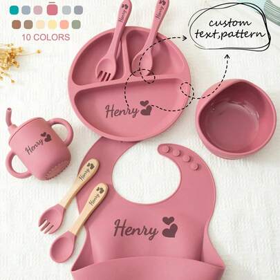 8 pièces Ensemble de silicone personnalisé avec motif et nom imprimé sur commande pour bébé. Comprend un bol avec ventouse, une assiette, une tasse anti-fuite, un bavoir, des cuillères et fourchettes souples. Idéal pour Halloween, la rentrée, Noël, les voyages et la fête des mères.