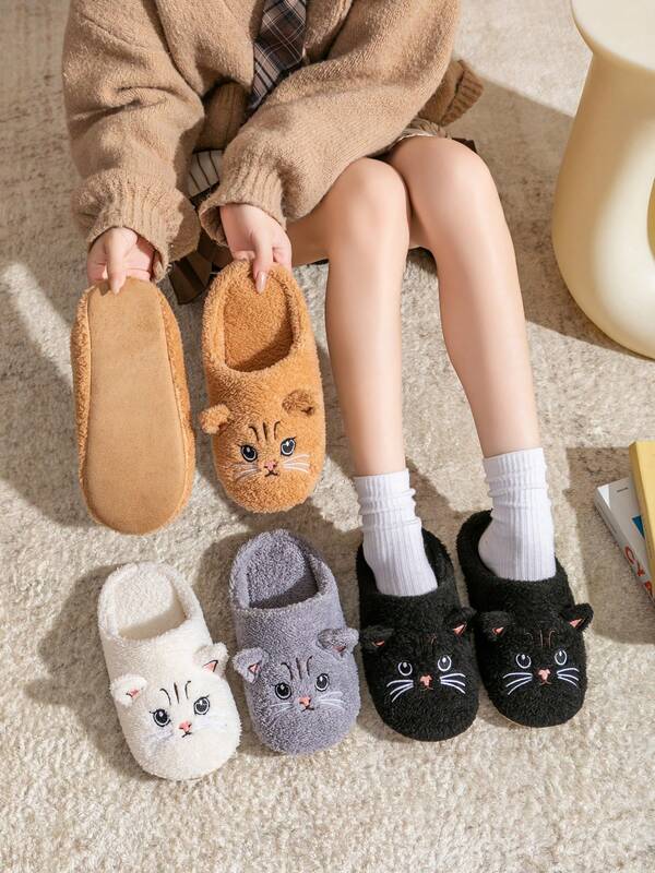 Mignonnes pantoufles en peluche de chat de dessin animé pour femmes, pantoufles de maison intérieure antidérapantes et douces avec fond moelleux pour couple, pour l'hiver