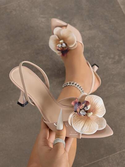 女士高跟鞋，适合春夏、夜店派对、户外活动、时尚名媛高端宴会等场合，酒杯鞋跟，尖头设计，亮面，兰花装饰，柔软镜面材质，性感踝带，优雅奢华的杏色正式凉鞋，适合正式场合、派对、舞会等。