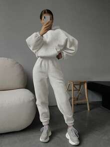 Bộ 2 món gồm áo hoodie dài tay rộng rãi lót lông cừu ấm áp có túi dành cho nữ và quần nỉ ống rộng, thiết kế vai rớt. - Màu Xám nhạt - Xem 8