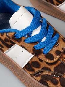 Un par de zapatos deportivos nuevos y de moda para niños con colores contrastantes y empeine de patchwork, versátiles y adecuados para deportes al aire libre, compras y viajes para niños y niñas. Estos son zapatos deportivos para estudiantes, perfectos para deportes escolares para niños y niñas. - azul amarillo - Ver 6