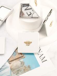 Diamantbesetzer Honigbienen-förmiger Schminkspiegel | Weiße lederähnliche Textur, minimalistischer Luxusstil | Erstklassiges Geschenk für Geburtstag, Weihnachten, Valentinstag | Geschenk für Mutter, Tochter, Großmutter, Freundin | Doppelseitiges Design für verschiedene Bedürfnisse | Kompakt und tragbar, taschengroße Kosmetikspiegelbox