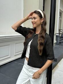 春夏新款黑色圆领纽扣半袖女式上衣，简约优雅通勤休闲开衫，新年系列