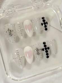 万圣节美甲，十款中长杏仁形压花假指甲。甜美酷炫的混搭风格。清澈浅色底色，粉色爱心，珍珠点缀，黑色波点，钢珠十字，简约而不失时尚温柔，提升美感，让指甲更显精致。 - 黑與白 - 查看 1