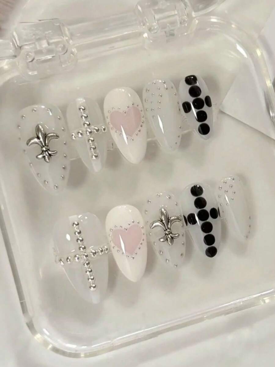 万圣节美甲，十款中长杏仁形压花假指甲。甜美酷炫的混搭风格。清澈浅色底色，粉色爱心，珍珠点缀，黑色波点，钢珠十字，简约而不失时尚温柔，提升美感，让指甲更显精致。 - 黑與白 - 查看 1