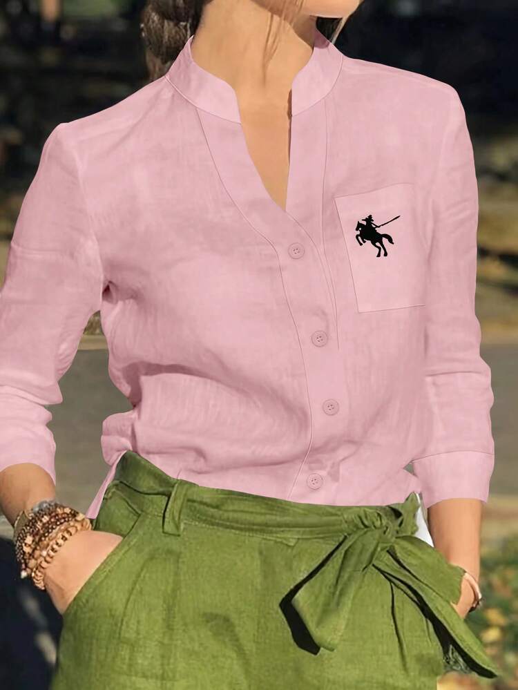 女士马术印花纯色休闲长袖衬衫，带口袋，适合日常穿着、度假、旅行、春秋冬季穿着。 - 粉色騎士印花 - 查看 1