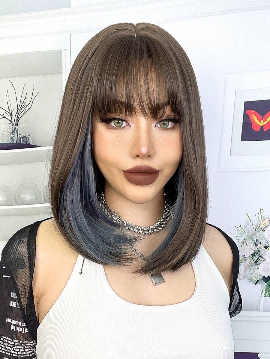 Perruque synthétique résistante à la chaleur de 14 pouces pour femmes, cheveux droits de longueur moyenne avec frange et reflets bleus. Convient pour diverses occasions, notamment les fêtes, les vacances, les festivals et le cosplay. Facile à utiliser pour les débutants.