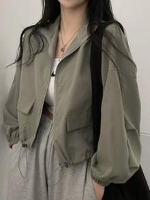 Chaqueta corta de estilo urbano y versátil con cordón ajustable, ideal para combinar con cualquier atuendo Cazadoras para Mujer - Verde militar - Ver 1