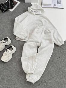 Bộ 2 món gồm áo hoodie dài tay rộng rãi lót lông cừu ấm áp có túi dành cho nữ và quần nỉ ống rộng, thiết kế vai rớt. - Màu Xám nhạt - Xem 11