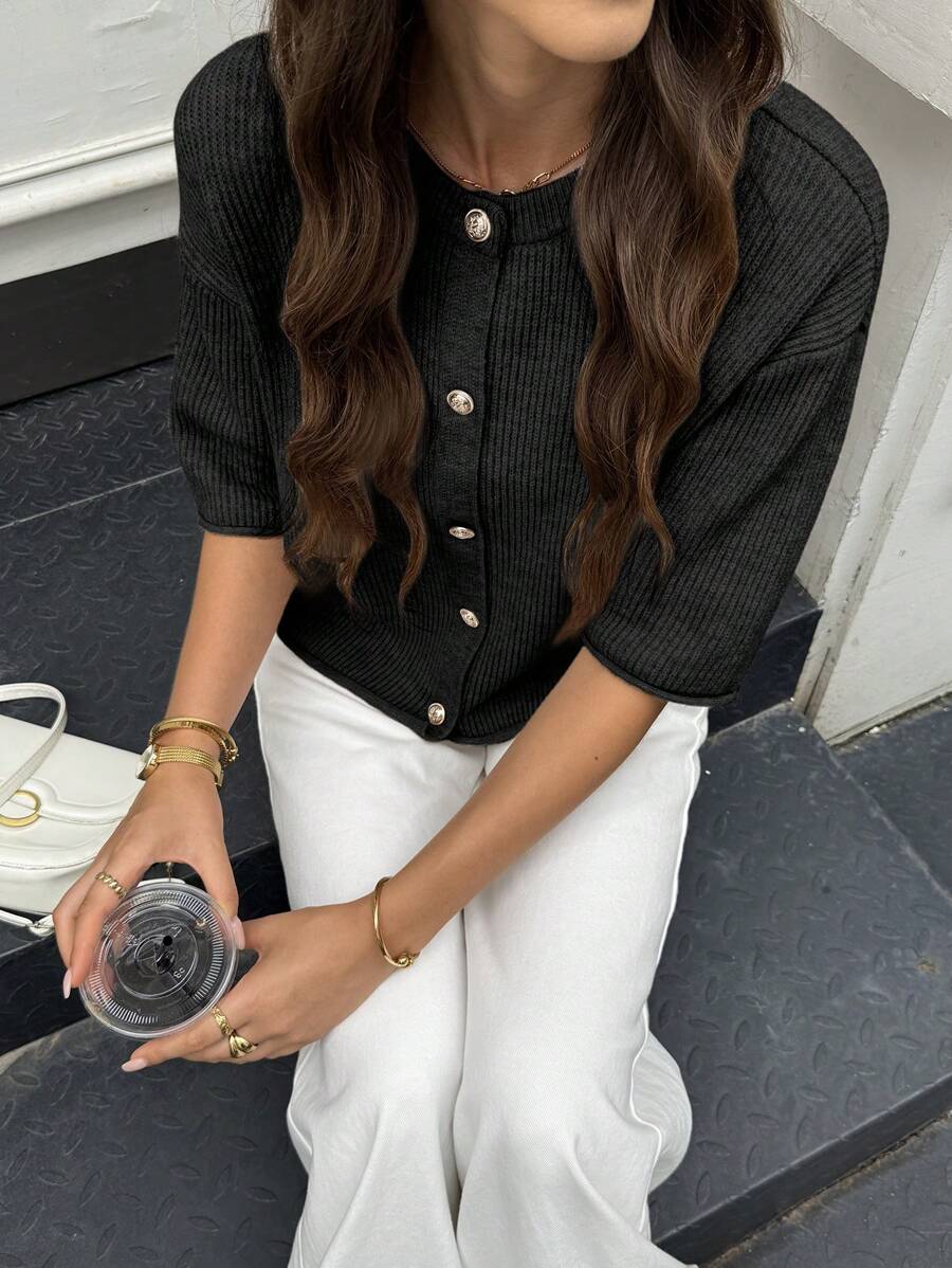 春夏新款黑色圆领纽扣半袖女式上衣，简约优雅通勤休闲开衫，新年系列