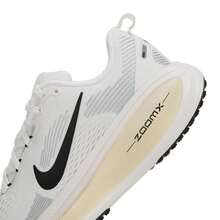 أحذية الجري للنساء، أحذية رياضية بيضاء منفذة للهواء، أحذية الجري مقاومة للصدمات من طراز NIKE VOMERO 18، مناسبة للتنقل والارتداء اليومي - أبيض/أسود - مشاهدة 9
