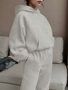 Bộ 2 món gồm áo hoodie dài tay rộng rãi lót lông cừu ấm áp có túi dành cho nữ và quần nỉ ống rộng, thiết kế vai rớt. - Màu Xám nhạt - Xem 5