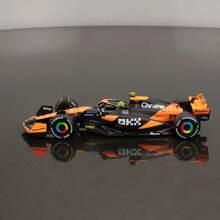 Burago 1 件 1:43 比例压铸 F1 系列 - 迈凯伦 F1 车队 MCL38 2024 年迈阿密大奖赛，由 4 号兰多·诺里斯 / 81 号奥斯卡·皮亚斯特里驾驶，合金材料，逼真复制品，两种包装选择：带驾驶员头盔模型的亚克力展示盒 / 普通纸板盒，收藏品，赛车爱好者的高端礼物，万圣节、圣诞节、生日、家居装饰 - 多色 - 查看 9