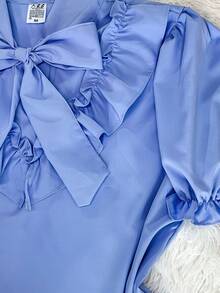 BLUSA SOCIAL MANGA CURTA BUFANTE COM BABADO E LAÇO MODA FEMININA - Azul bebê - Visão 3