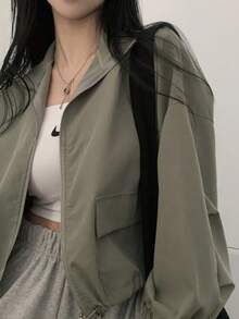 Chaqueta corta de estilo urbano y versátil con cordón ajustable, ideal para combinar con cualquier atuendo Cazadoras para Mujer - Verde militar - Ver 2