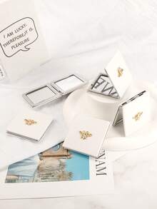 Diamantbesetzer Honigbienen-förmiger Schminkspiegel | Weiße lederähnliche Textur, minimalistischer Luxusstil | Erstklassiges Geschenk für Geburtstag, Weihnachten, Valentinstag | Geschenk für Mutter, Tochter, Großmutter, Freundin | Doppelseitiges Design für verschiedene Bedürfnisse | Kompakt und tragbar, taschengroße Kosmetikspiegelbox