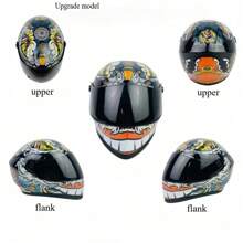 Casco da moto in miniatura, stile motociclistico, robusto e realistico, decorazione per il sedile posteriore per il viaggio in moto. (La visiera parasole è in plastica visibile, lo stile della vite della visiera parasole è casuale e sulla superficie potrebbero esserci graffi minori, il che è un fenomeno normale e non influisce sull'aspetto e sull'utilizzo)