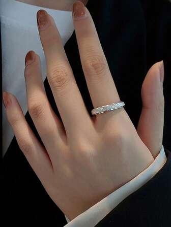 925 纯银简约优雅抛光可调节戒指，是送给家人、朋友和情侣的理想礼物