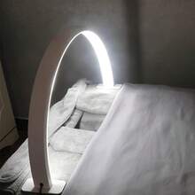 Luminária de LED estilo meia-lua moderna, acabamento em metal fosco, com alimentação USB, para manicure, extensão de cílios, tatuagem e cuidados com a pele, com controle por botão e cúpula de plástico - inclui vários componentes, cor sólida, sem necessidade de bateria