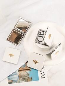 Diamantbesetzer Honigbienen-förmiger Schminkspiegel | Weiße lederähnliche Textur, minimalistischer Luxusstil | Erstklassiges Geschenk für Geburtstag, Weihnachten, Valentinstag | Geschenk für Mutter, Tochter, Großmutter, Freundin | Doppelseitiges Design für verschiedene Bedürfnisse | Kompakt und tragbar, taschengroße Kosmetikspiegelbox