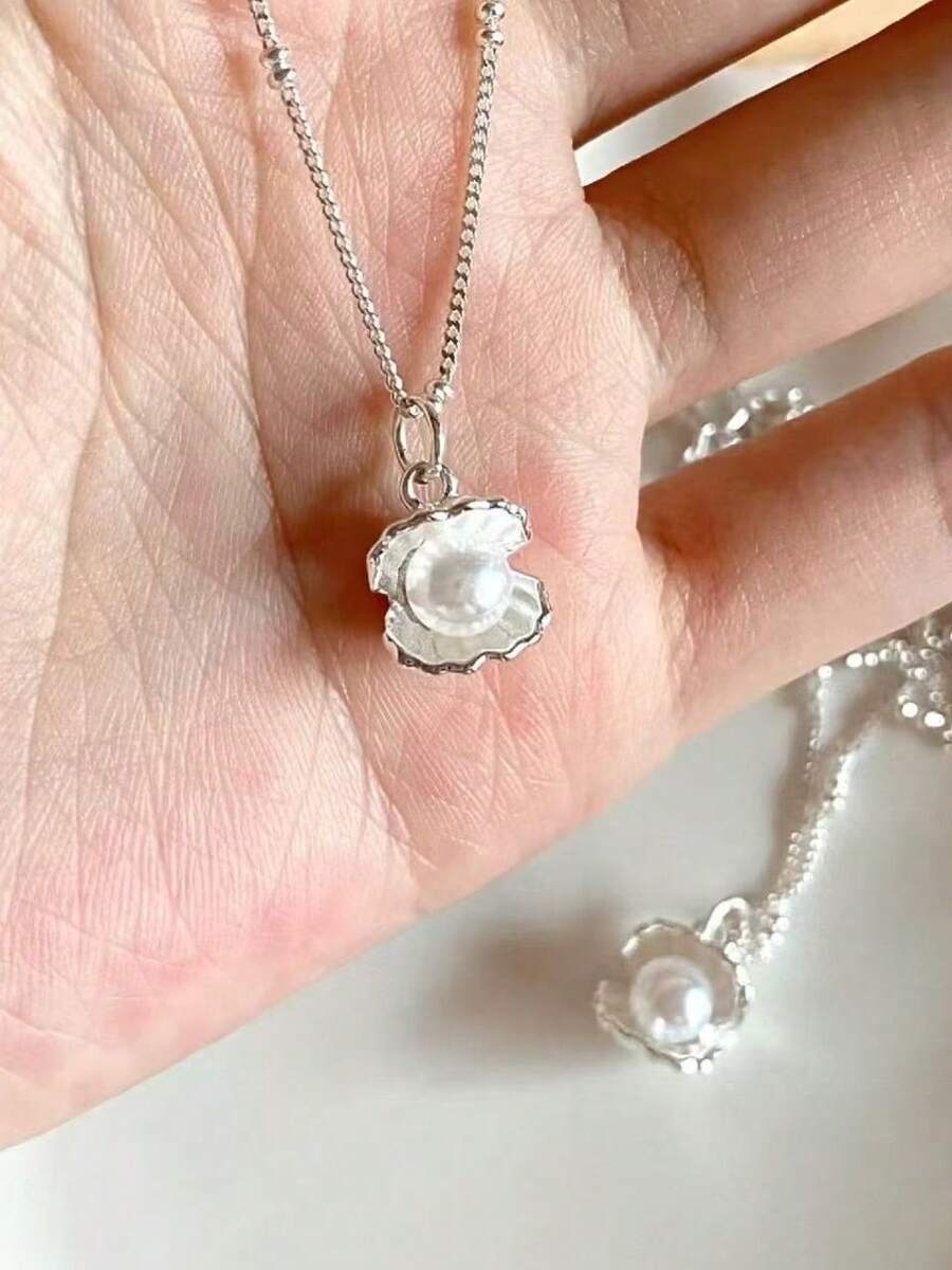 Elegant Necklace With A Shell Pendant. A Fashionable Jewelry Gift For Women, Made With Simulated Pearls. A Statement Piece, Perfect For Valentine's Day, Christmas. - 銀色 - 查看 1