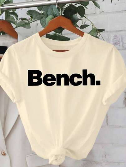 2025 봄/여름 캐주얼 미니멀리스트, 벤치 여성 모던 미니멀리스트 반팔 티셔츠 - 대담한 블랙 "Bench" 그래픽이 있는 화이트, 캐주얼하고 편안한 여성용 라운드넥 티셔츠, 봄, 여름, 가을, 야외 캐주얼 웨어에 적합