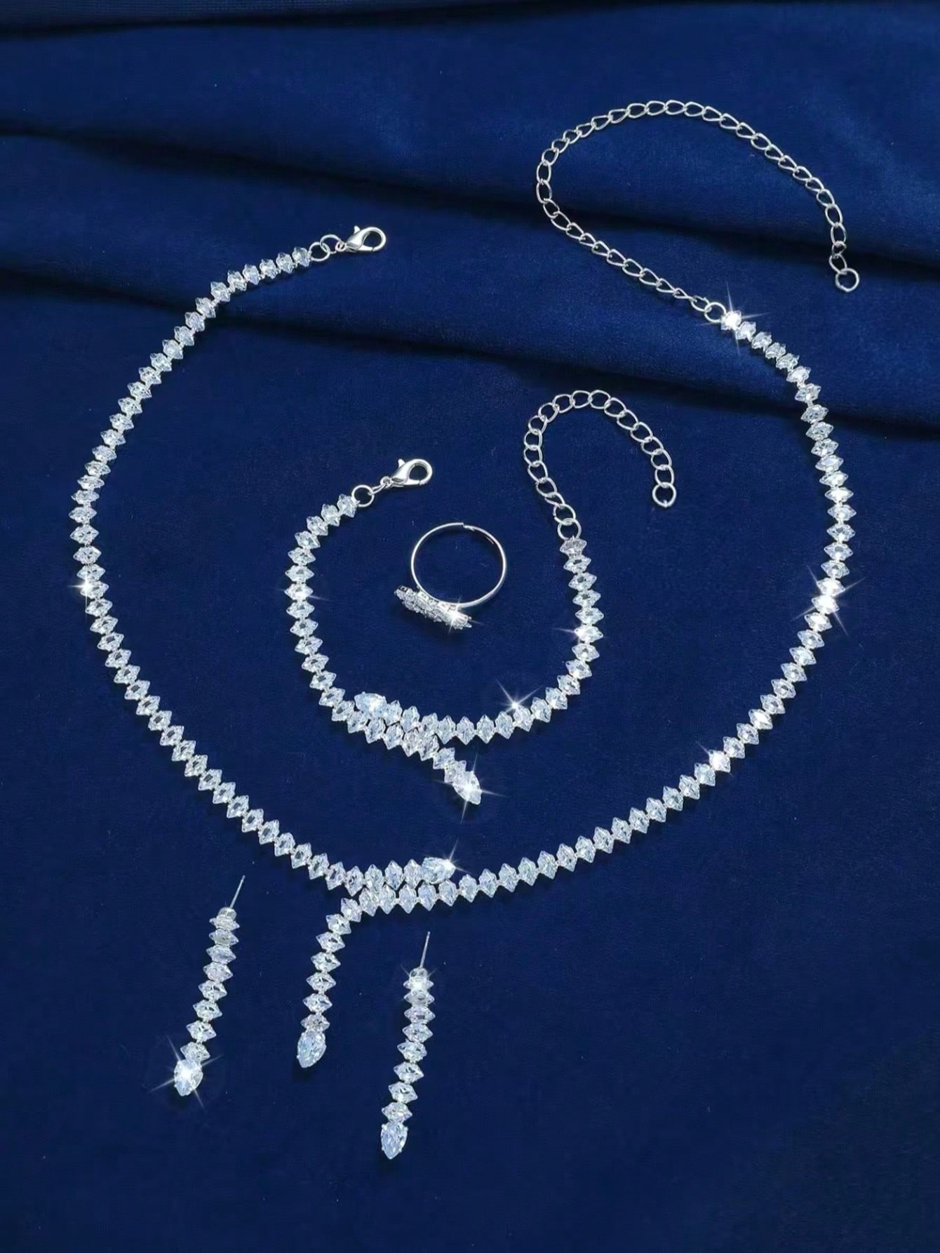 طقم مجوهرات عروس الزفاف، يشمل: قلادة قاعدتها من ال...