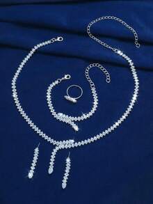 一套奢华新娘结婚首饰：1条镶满水钻的铜底镀金项链 + 1条精致的镀钻手链 + 1对优雅的钻石耳环 + 1枚高贵的钻石戒指，适合婚礼、派对、宴会、新娘摄影、情人节礼物等场合佩戴。 - 銀色 - 查看 2