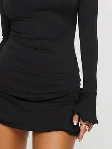 Neues Herbst-Kleid mit quadratischem Kragen, Langarm, Bindedetail und figurbetonter Passform im französischen Stil