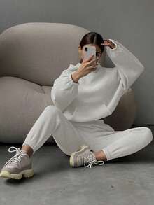 Bộ 2 món gồm áo hoodie dài tay rộng rãi lót lông cừu ấm áp có túi dành cho nữ và quần nỉ ống rộng, thiết kế vai rớt. - Màu Xám nhạt - Xem 7