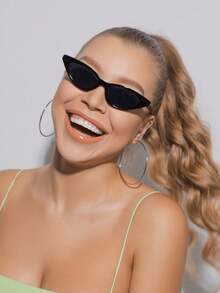 一副黑色猫眼形小框优雅休闲复古时尚眼镜，适合外出、运动、海滩、节日、旅行、街头风、度假、驾驶、运动、街头、钓鱼、户外活动、派对等场合。 - 黑灰 - 查看 12