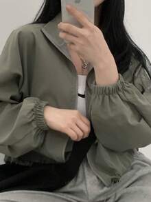 Chaqueta corta de estilo urbano y versátil con cordón ajustable, ideal para combinar con cualquier atuendo Cazadoras para Mujer - Verde militar - Ver 8