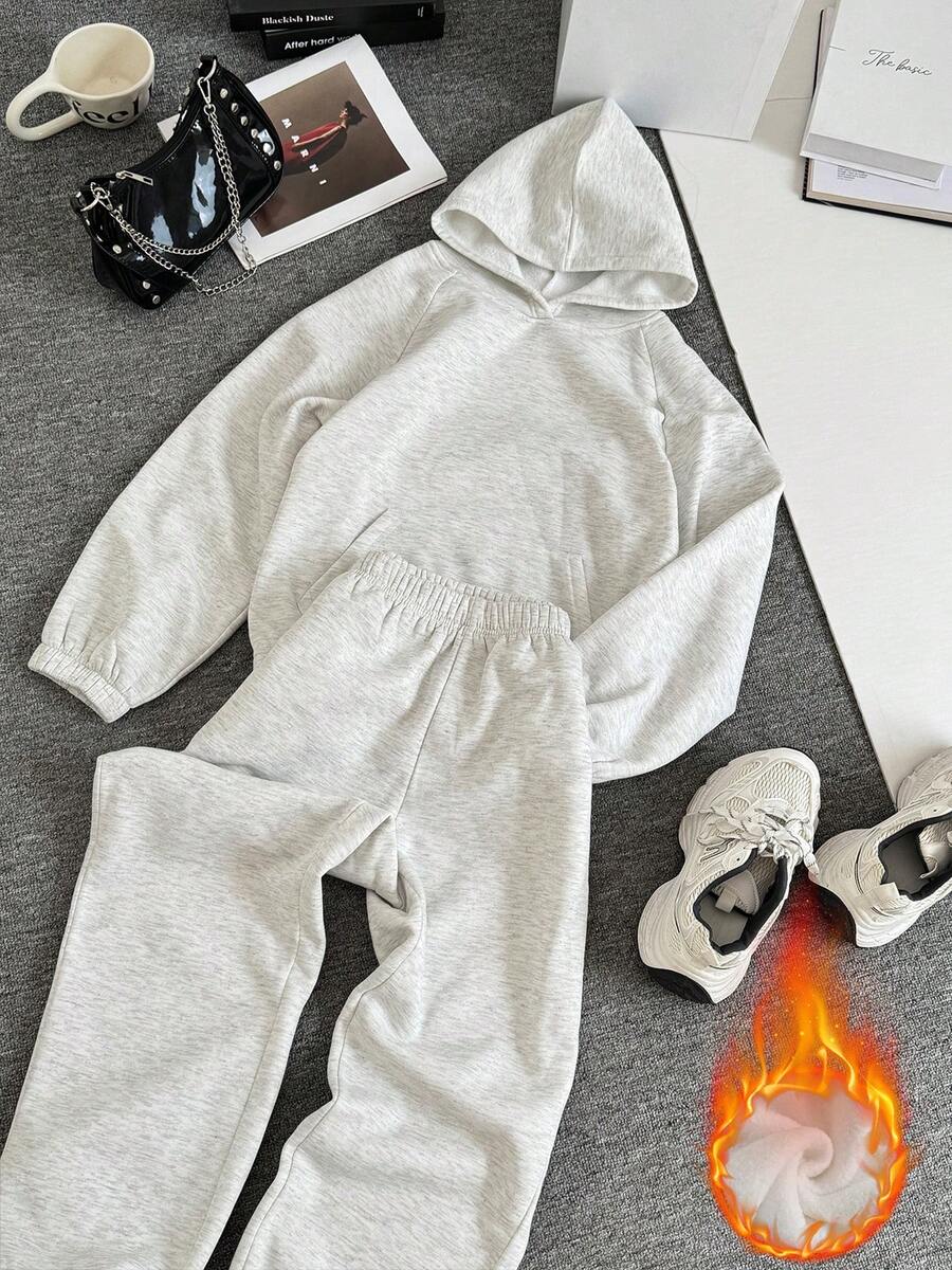 Bộ 2 món gồm áo hoodie dài tay rộng rãi lót lông cừu ấm áp có túi dành cho nữ và quần nỉ ống rộng, thiết kế vai rớt. - Màu Xám nhạt - Xem 1