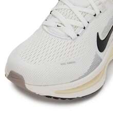 أحذية الجري للنساء، أحذية رياضية بيضاء منفذة للهواء، أحذية الجري مقاومة للصدمات من طراز NIKE VOMERO 18، مناسبة للتنقل والارتداء اليومي - أبيض/أسود - مشاهدة 10