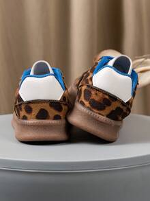 Un par de zapatos deportivos nuevos y de moda para niños con colores contrastantes y empeine de patchwork, versátiles y adecuados para deportes al aire libre, compras y viajes para niños y niñas. Estos son zapatos deportivos para estudiantes, perfectos para deportes escolares para niños y niñas. - azul amarillo - Ver 5