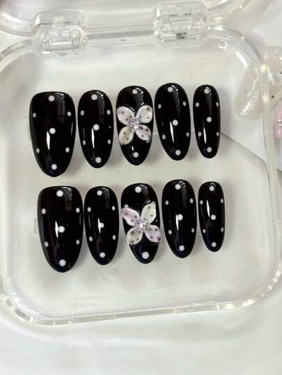 夏日美甲套装，十片中等长度的杏仁形压制假指甲。复古甜美俏皮风格。黑色底色搭配经典白色波点。手绘立体花朵点缀钻石，打造温柔迷人的外观。可卸除，可重复使用。附赠卸甲水和果冻胶。适用于派对、聚会、日常生活、工作、学校等各种场合。适合女士和女孩佩戴。孕妇也可使用。