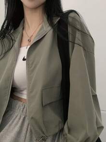 Chaqueta corta de estilo urbano y versátil con cordón ajustable, ideal para combinar con cualquier atuendo Cazadoras para Mujer - Verde militar - Ver 4