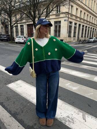 这款Vivid Style Chic女士绿色和藏蓝色针织开衫，饰有小碎花，V领设计，是时尚叠穿的必备单品！适合圣诞节、圣诞毛衣、新年、新年装扮、新年服装等场合。