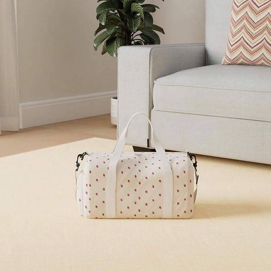 BLUBOON Bolsa de lona para niñas y niños, bonita bolsa de gimnasio con compartimento para zapatos y separación para objetos húmedos, impermeable, para deportes durante la noche - Pana de fresa - Ver 1