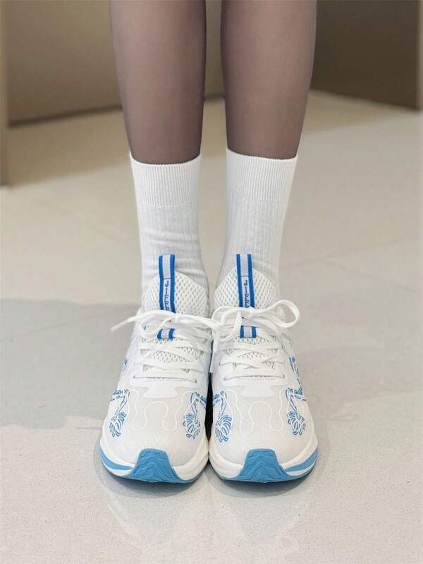 Jifffly Zapatillas de running transpirables de malla para mujer, tenis deportivos azules con tela con estampado de dragón y suela gruesa