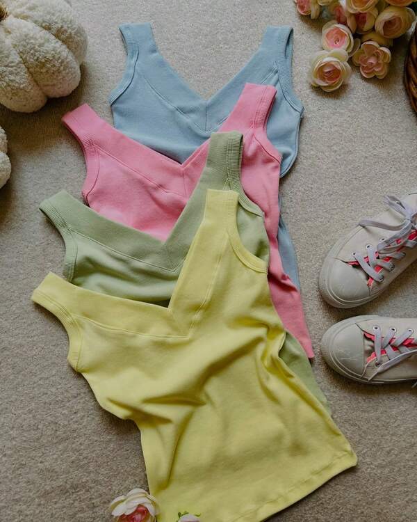 BLUSINHA FEMININA REGATA GOLA V TENDENCIA PARA VERÃO DE 2025.