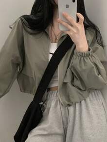 Chaqueta corta de estilo urbano y versátil con cordón ajustable, ideal para combinar con cualquier atuendo Cazadoras para Mujer - Verde militar - Ver 7