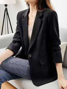Blazer negro clásico para mujer para primavera y otoño. Presenta un cierre de un solo botón y una abertura en el bajo de la espalda. Una vez puesto, irradia elegancia en todas partes. Esta blusa casual, diseñada especialmente para mujeres, es adecuada para diversas ocasiones como salidas diarias, cenas de boda, viajes al trabajo, reuniones, etc. También se puede usar como ropa de fiesta y es adecuada para las cuatro estaciones.