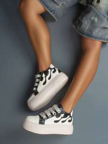 Zapatillas de moda con suela gruesa y plana, botas de tobillo para mujer con puntera redonda, suela gruesa, bordado y diseño de cordones, zapatillas góticas punk rock con llamas - Blanco y Negro - Ver 9