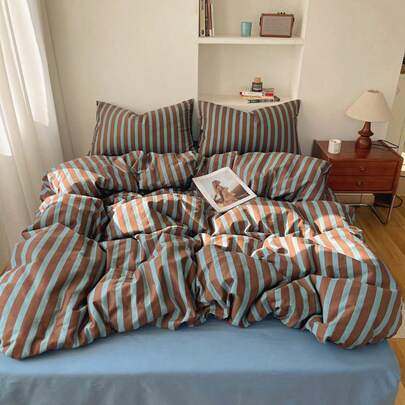 Bộ ga trải giường 3 món kiểu Bắc Âu sọc xanh dương và be, gồm 2 vỏ gối và 1 vỏ chăn.