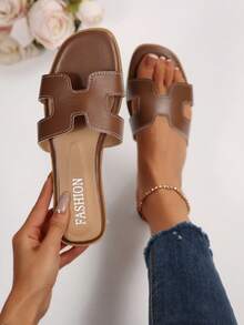 صنادل نسائية مسطحة مزينة بالمعدن، للارتداء بدون ربط، مانعة للانزلاق للاستخدام الداخلي والخارجي، للشاطئ - بني - مشاهدة 1